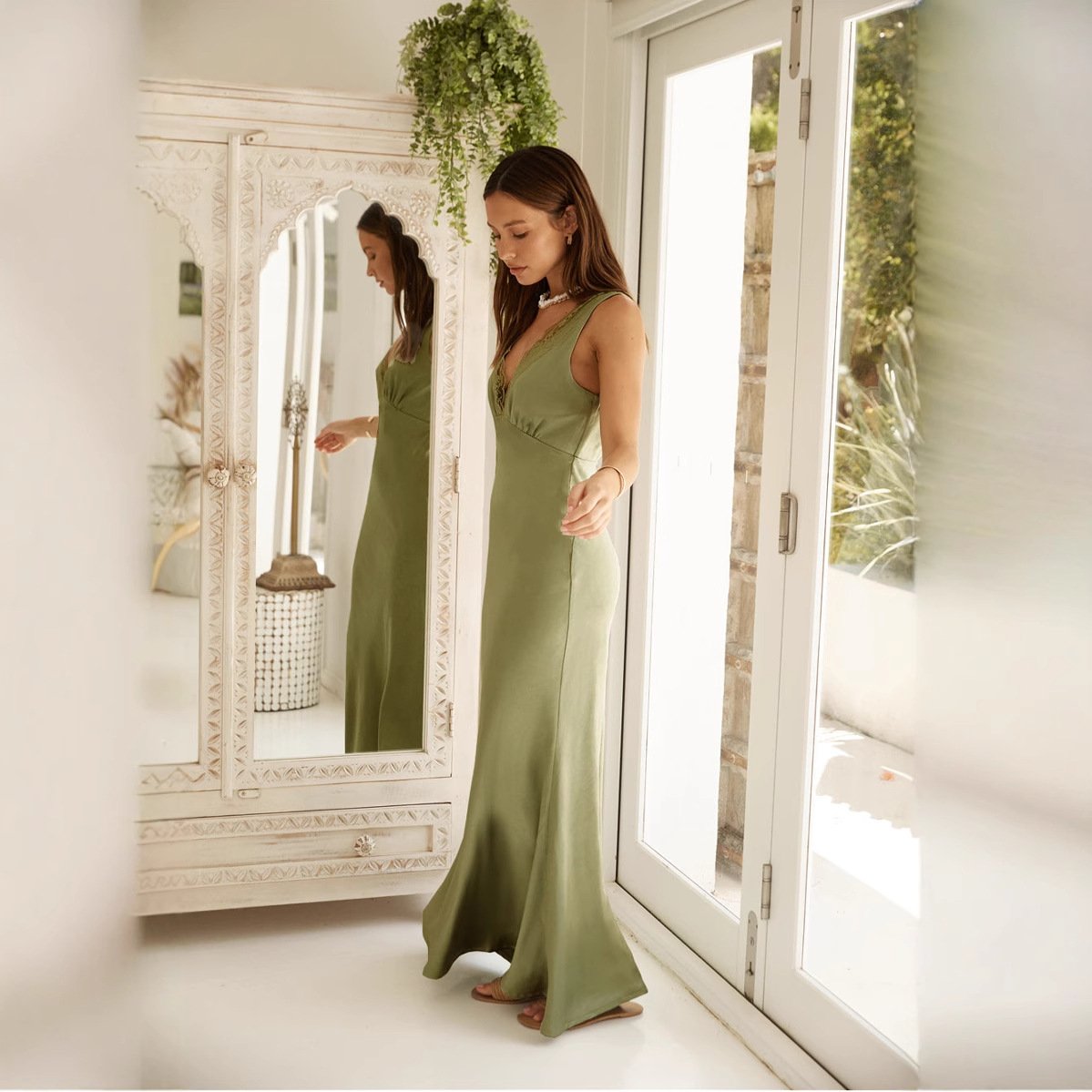 Women's Fashion Solid Color And V-neck Slim-fit Sexy Lace Dress - Image 2